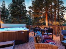 Wolfe by AvantStay 5mins NorthStar w Hot Tub, Fireplace, 2 Private Decks，位于Ponderosa Fairway Estates的酒店