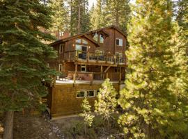 Redwood by AvantStay Secluded Cabin w Views & Spa 5mins to NorthStar，位于Ponderosa Fairway Estates的酒店