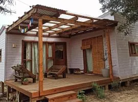 Cabaña de madera cálida, construida recientemente.