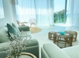 Amchit Bay Beach Residences 3BR w Indoor Jacuzzi，位于朱拜勒的乡村别墅