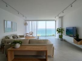 Amchit Bay Beach Residences 3BR Rooftop w Jacuzzi，位于朱拜勒的乡村别墅