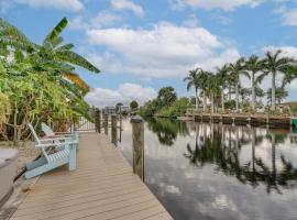 Waterfront North Fort Myers Home with Private Pool!，位于北迈尔斯堡的酒店