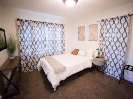 Cozy Comfort Minutes From Downtown Klamath Falls，位于克拉马斯福尔斯的酒店