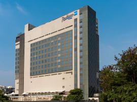 Radisson Blu Towers Kaushambi Delhi NCR，位于加济阿巴德的带停车场的酒店