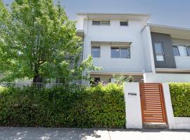 Stylish & Modern Townhouse in Canberra，位于Harrison的酒店