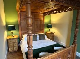 The Buxton Retreat A Luxurious 3-Storey Townhouse with Four Poster Bed and Double Jacuzzi Bath"，位于巴克斯顿的酒店