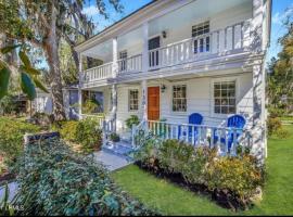 Sea Glass Cottage on Duke - Three Bedrooms Downtown Beaufort，位于博福特的酒店