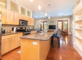 Cherokee Farms Flat - New Listing in Habersham，位于博福特的酒店