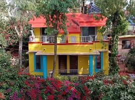 Om Bungalow -Happy Stay, Mahabaleshwar - Main Road connected 2BHK Bungalow surrounded with Lush Green Garden & Cool Breeze，位于潘奇加尼的酒店