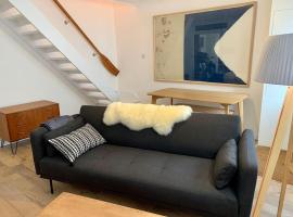 Luxurious cottage in the heart of Falmouth，位于法尔茅斯的酒店