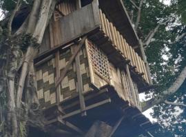 Glowing Mountain view tree house，位于Loanengo的带停车场的酒店