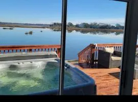Marsh House, HOT TUB, Waterfront, KING bed, Close to Lejeune,