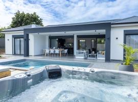 Villa CANELLE FWI 4 Étoiles piscine jacuzzi beach surf，位于勒穆莱的酒店
