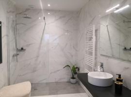 Gites Mendiburia，位于Iholdy的带热水浴缸的酒店