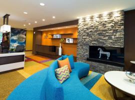 Fairfield Inn & Suites by Marriott Detroit Chesterfield，位于切斯特菲尔德翡翠剧场附近的酒店