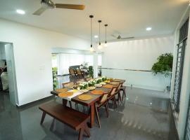 Ultra Modern Glass house with large Swimming pool and garden，位于戈德亚姆的酒店