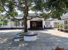 Riverside Spacious single story villa in Kottayam town with 10 beds, Large Courtyard.& direct access to the River，位于戈德亚姆的酒店