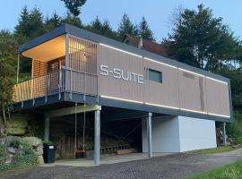 S-SUITE das Design-Ferienhaus im Schwarzwald，位于Biberach的别墅