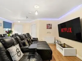 Lt Properties Unique Bungalow style Spacious one bedroom Apartment in Luton Town centre super size round bed Netflix