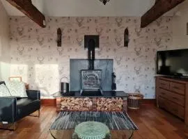 Romantic rural cottage, log burner, Sky tv early check in ,large gardens