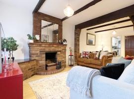 CHARMING WINDSOR COTTAGE, INCREDIBLE Location, Free Residents Parking, Castle Doorstep，位于温莎的度假屋