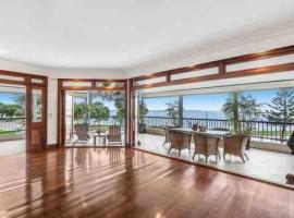 Rosebay water front 4 bd home，位于布里斯班的酒店