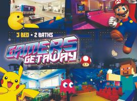 Gamers Getaway: Arcade, Theater, Racing, And More!，位于斯坦顿的酒店