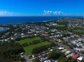 2 bedroom townhouse on Currimundi lake