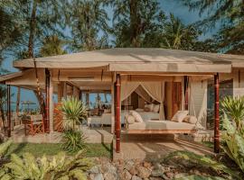 The Lazy Coconut Glamping，位于邦涛海滩的豪华帐篷