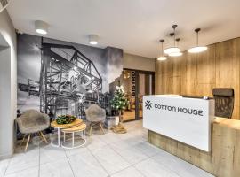 Cotton House，位于罗兹的带停车场的酒店