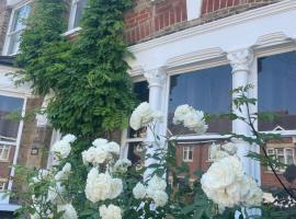 Beautiful Traditional English 4 bedroom home in Greenwich，位于普拉姆斯特德的度假屋