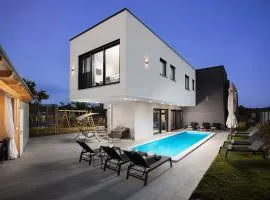 Villa Tiki in Medulin for 16 person with heated pool & spa only 1 km from the beach