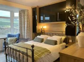 Stunning Views Pet-Friendly Sleeps 6 Great Walks Pass the Keys