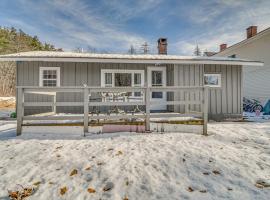 Cozy New Hampshire Cottage with Deck, Near Skiing!，位于格伦的乡村别墅