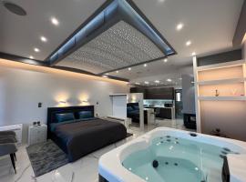 Seafront Luxury Suite with Jacuzzi & Sauna，位于莫奈姆瓦夏的带按摩浴缸的酒店