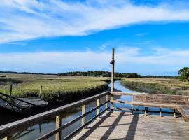 Ocean Bliss Cottage! Beach Club Villa with Canal Views - Short walk to Beach，位于弗里普岛的酒店