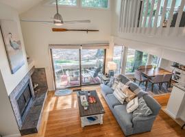 New Listing! Water Views with Short Walk to Dataw Clubhouse and Pool - Sleeps 6，位于Dataw Island的酒店