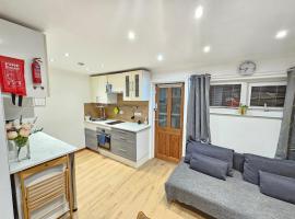 Studio apartment, TV, WiFi Kitchen Parking, Wembley Elizabeth Line，位于Northolt的公寓