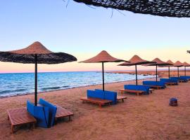 Beach Front Apartment in Hurghada La Quinta Beach Compound，位于伊斯梅利亚的酒店