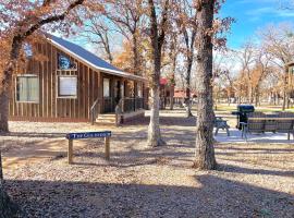 The Goldfinch Cabin 15 MIN to Magnolia Baylor，位于Elm Mott的酒店
