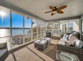 Waterfront Lake Tillery Home with Incredible Views!，位于Mount Gilead的酒店