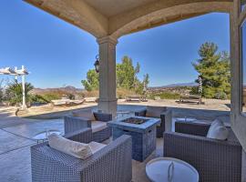 Charming Temecula Home with Hot Tub, Mountain Views!，位于蒂梅丘拉的酒店