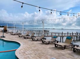 Waterfront Resort Condo with Balcony Close to Beaches Free Bikes，位于达尼丁的酒店