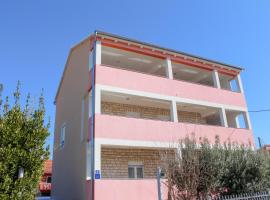 Family friendly house with a parking space Bibinje, Zadar - 22010，位于比比涅的酒店