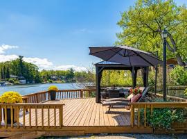 Charming riverside cottage, walk to beach，位于沃萨加比奇海滩的酒店