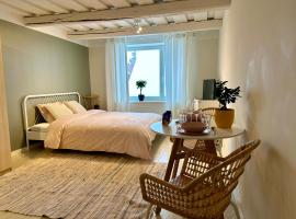 Romantic hideout with parking，位于维尔扬迪的带停车场的酒店