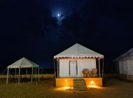 Royal Luxury Desert Safari Jaisalmer，位于山姆的酒店