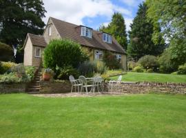 2 Bed in Stow-on-the-Wold CC064，位于Bruern的带停车场的酒店