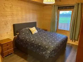 Inviting 2-Bedroom Cabin in Ashton Under Hill