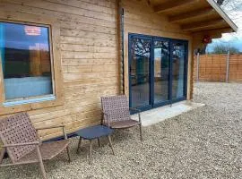 Inviting 2-Bedroom Cabin in Ashton Under Hill